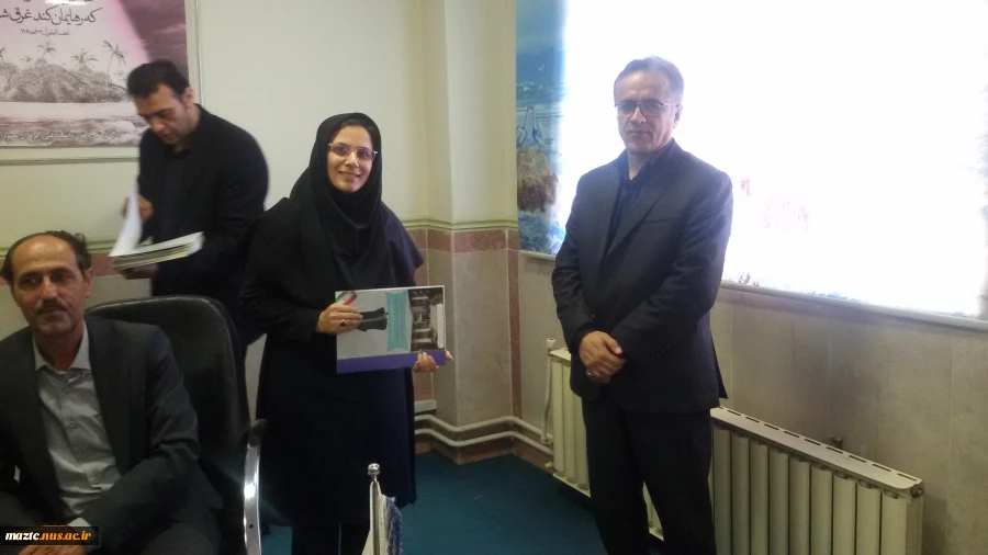 مراسم تجلیل از اساتید برتر و کارکنان حوزه آموزش به مناسبت هفته آموزش در دانشکده فنی و حرفه ای محمودآباد برگزار شد 9