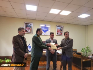 دریافت لوح سپاس دکتر رضا معصومی معاون آموزشی دانشگاه ملی مهارت استان مازندران ازمدیر کل بنیاد حفظ آثار و نشر ارزش های دفاع مقدس مازندران